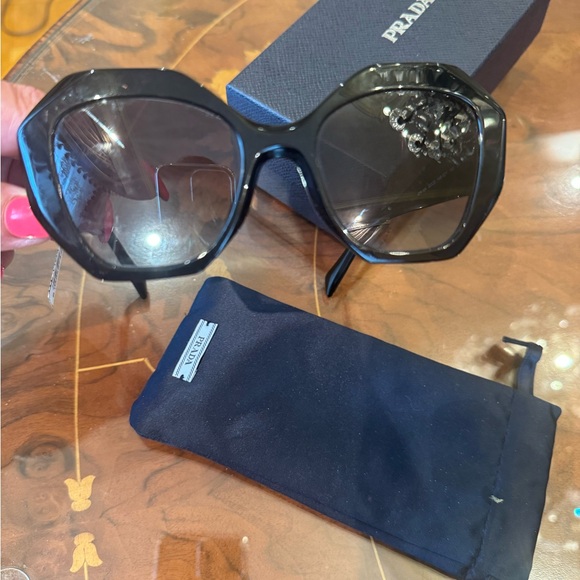 100% Auth Prada Milano sunglasses. Black/ grey geometric PR16WSF 1AB5D1 - Picture 6 of 16